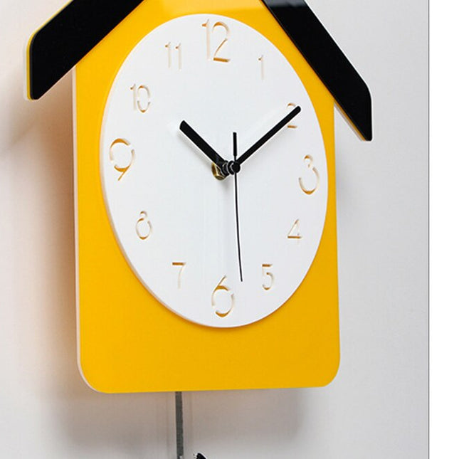 Orologio a pendolo giallo a casetta