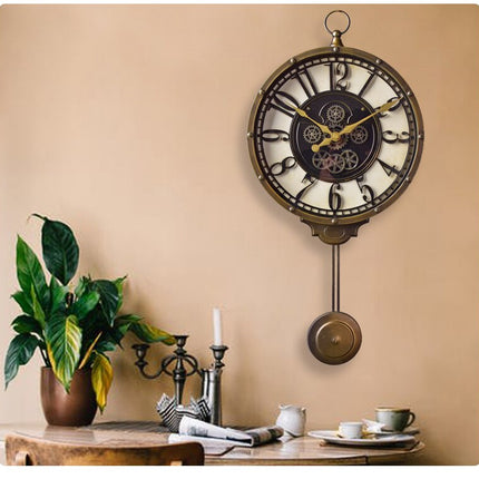 Orologio da parete antico con pendolo