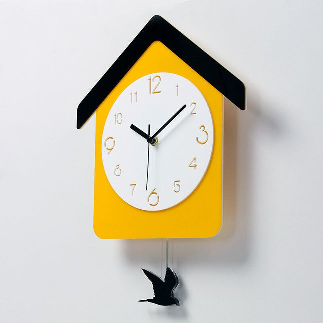 Orologio a pendolo giallo a casetta