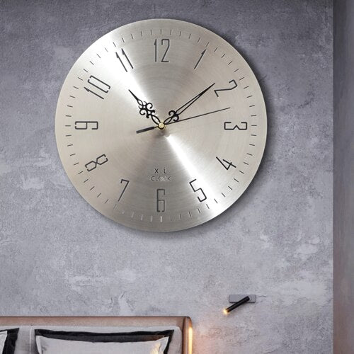 Orologio da parete minimal in metallo