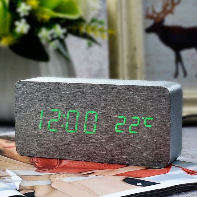 Sveglia digitale classica effetto legno