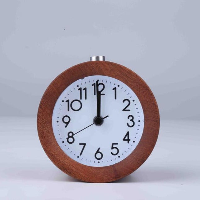 Sveglia analogica rotonda in legno scuro