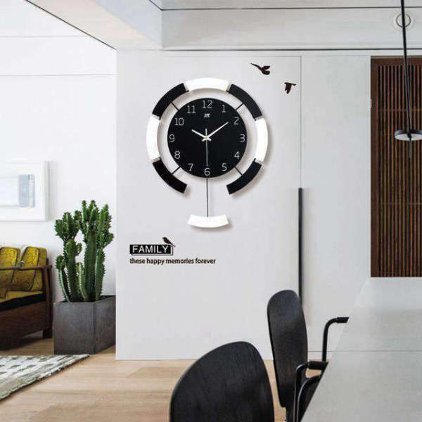 Orologio da parete moderno con pendolo