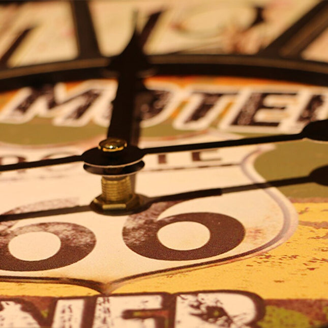 Orologio da parete vintage con farfalla