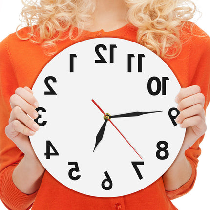 Orologio da parete con numeri invertiti