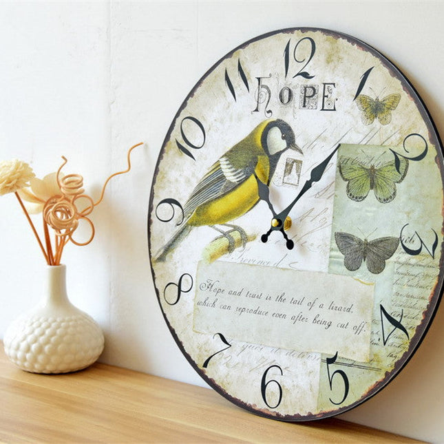 Orologio da muro shabby con uccellino
