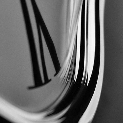 Orologio da mensola stile Dalì sciolto