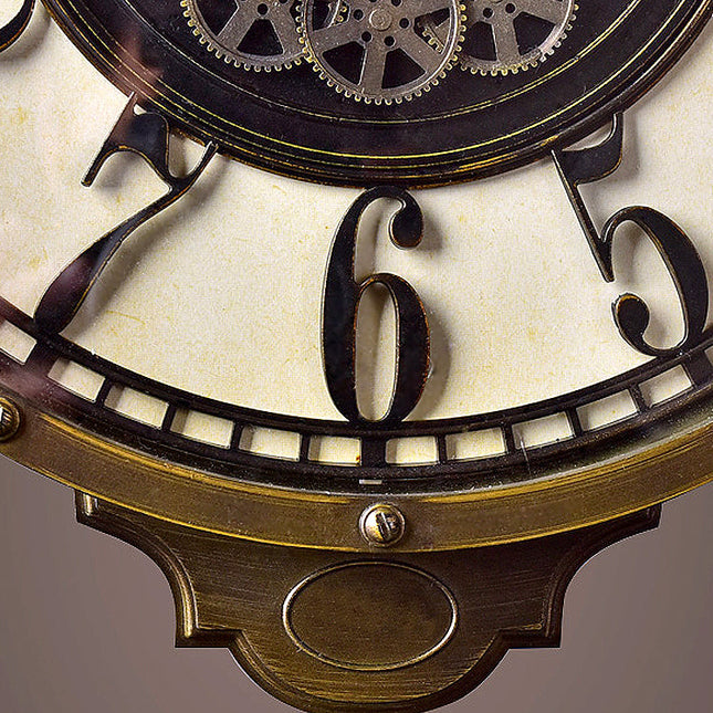 Orologio da parete antico con pendolo