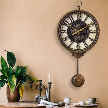 Orologio a pendolo con meccanismo visibile